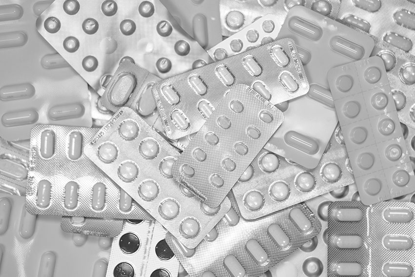 Comment la fixation de plafonds sur les prix des médicaments génériques influe-t-elle sur les coûts et l’approvisionnement?